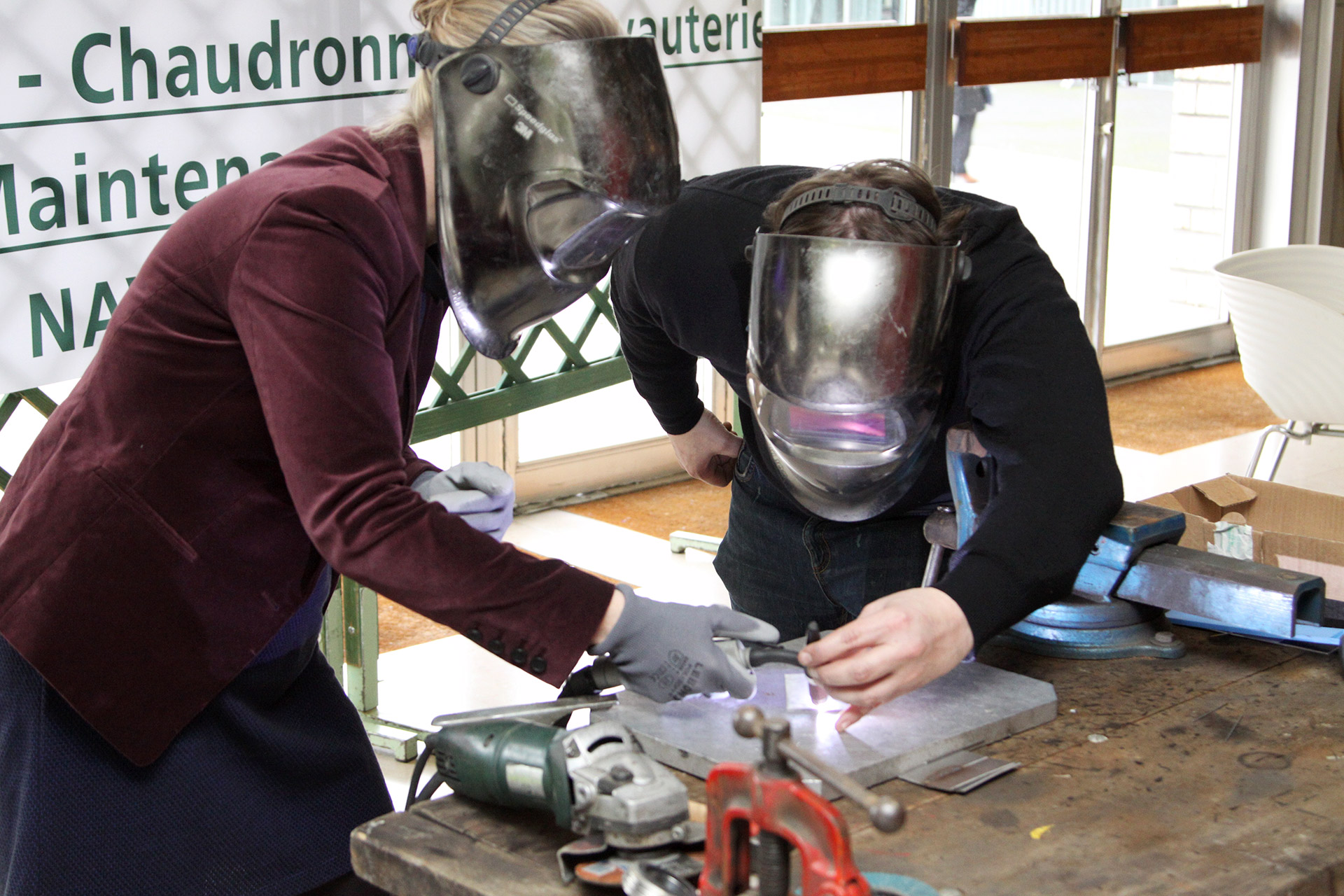 Une femme et un formateur durant une journée de l’industrie