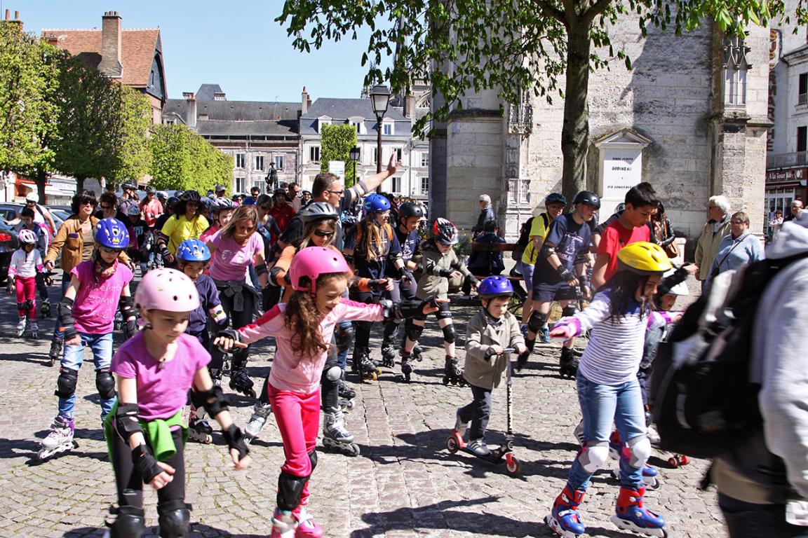 De nombreuses familles participent à la randonnée roller de Vendôme