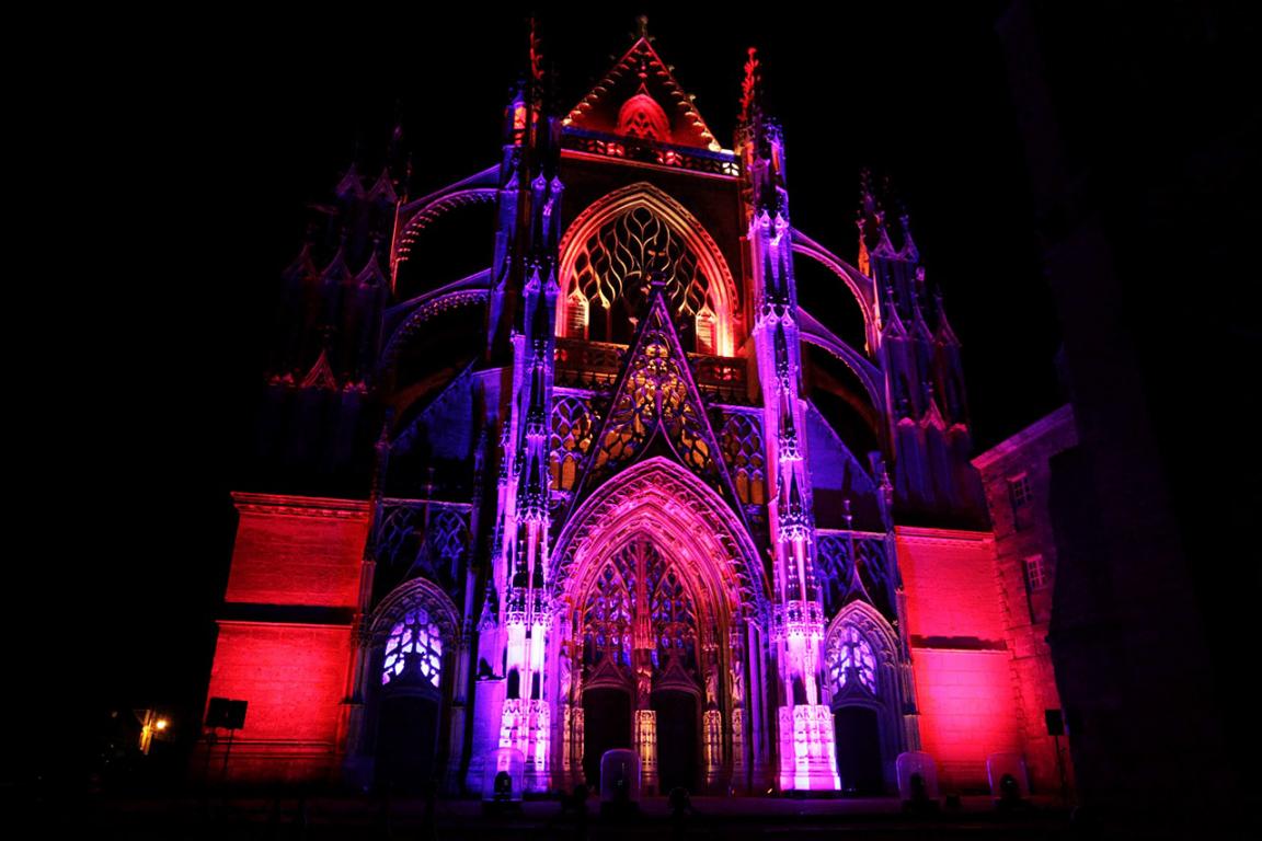 Vendôme possède de magnifiques monuments comme l’Abbatiale qui s’illumine la nuit