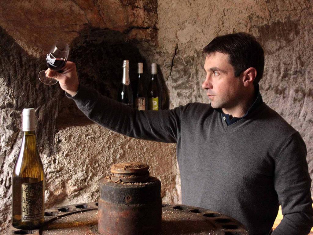 Le viticulteur Benoit Brazilier propose visites et dégustations aux amateurs Benoit Bazilier déguste un bon vin dans ses caves
