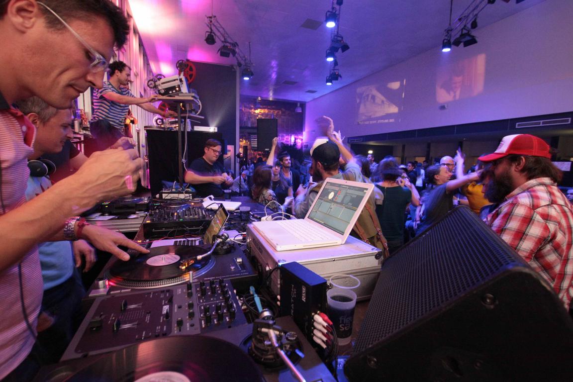 Le festival de musique « Les Rockomotives » Des DJs mixent de la musique dans une salle bondée