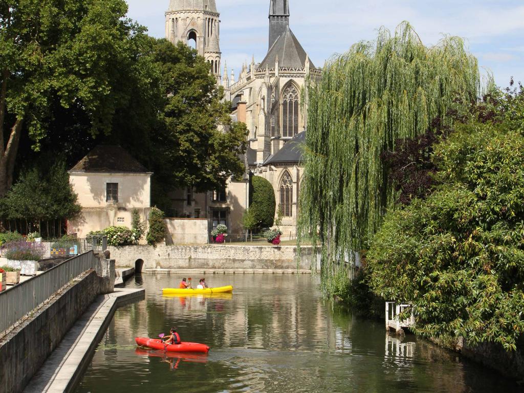 Des touristes font du canoë au milieu des jardins fleuris