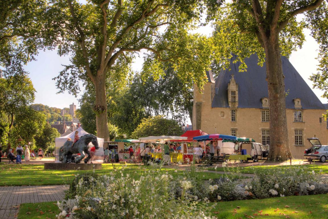 Les saveurs du terroir sont au rendez-vous chaque semaine au marché bio de Vendôme Une vue ensoleillée du marché bio hebdomadaire à Vendôme