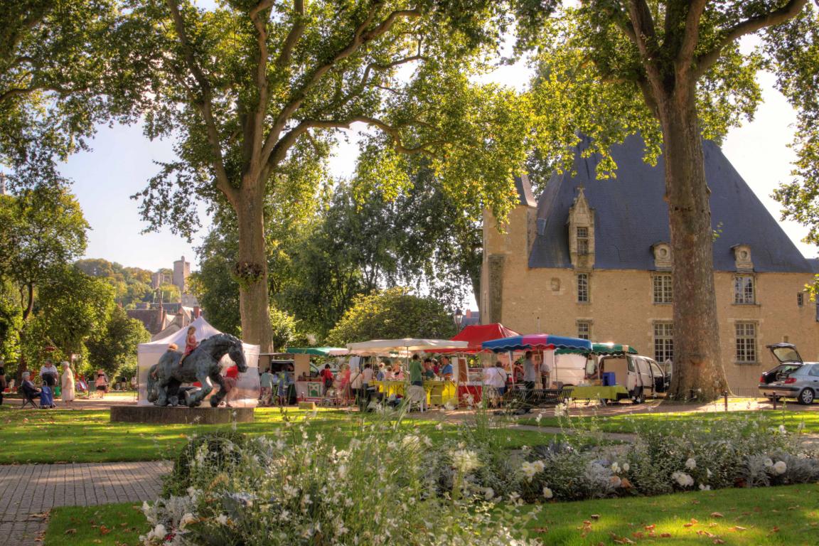 Une vue ensoleillée du marché bio hebdomadaire à Vendôme