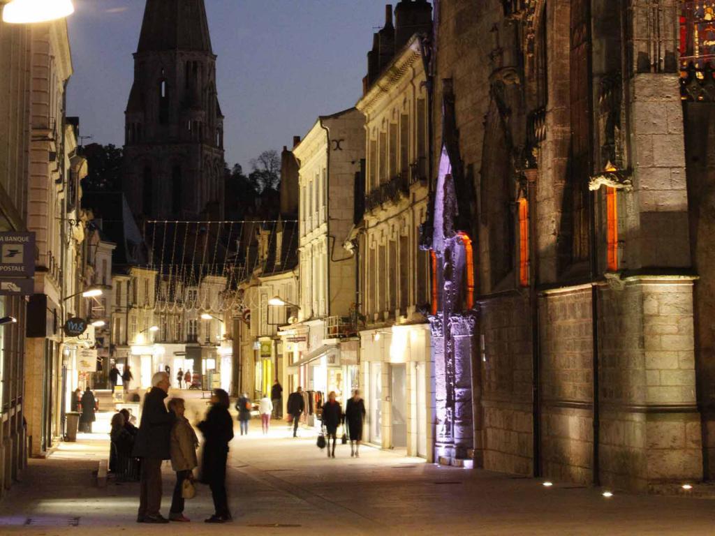 Vue de nuit de la rue du Change avec ses lumières