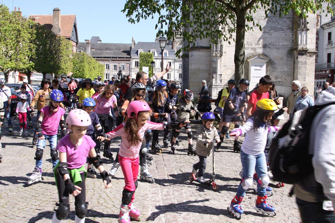 De nombreuses familles participent à la ballade en roller de Vendôme