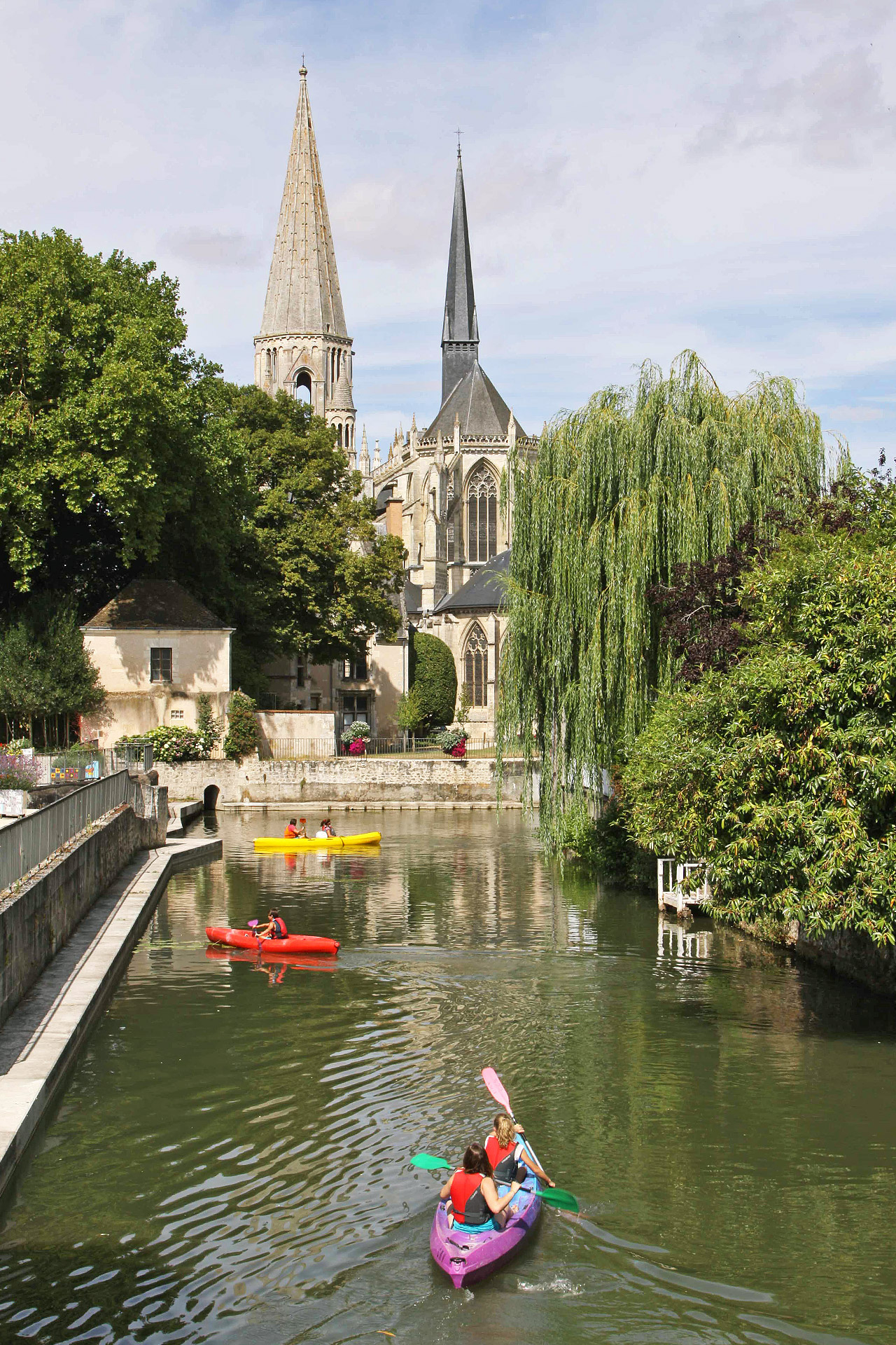 La ville est riche en activitées, on peut pratique le kayak sur le Loir